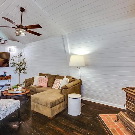 Willis Vacation Rental About 2 Mi To Lake Conroe!